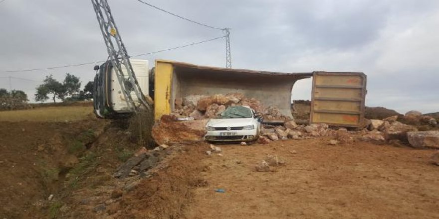 Devrilen kamyondan dökülen kayaların altında kalarak can verdi