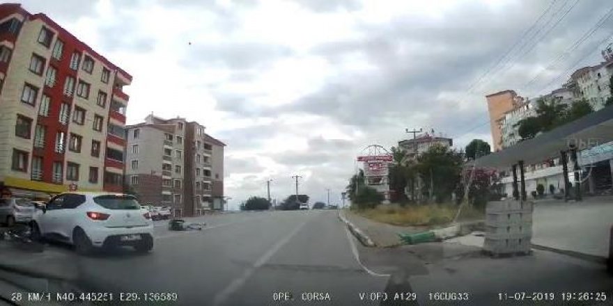 Hatalı U dönüşü yapan otomobile motosiklet çarptı