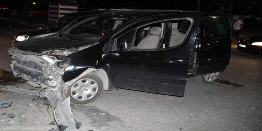 Elazığ'da hafif ticari araç ile otomobil çarpıştı: 4 yaralı