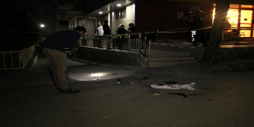 Kız arkadaşını yaralayıp, intihar etti