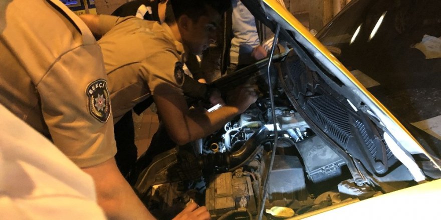 Arabanın motoruna sıkışan kediyi 2 saatte kurtarabildiler
