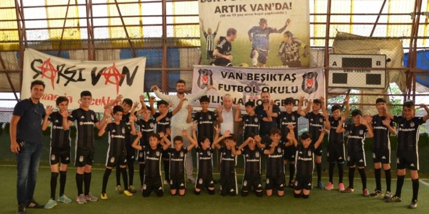 40 küçük sporcuya forma sürprizi