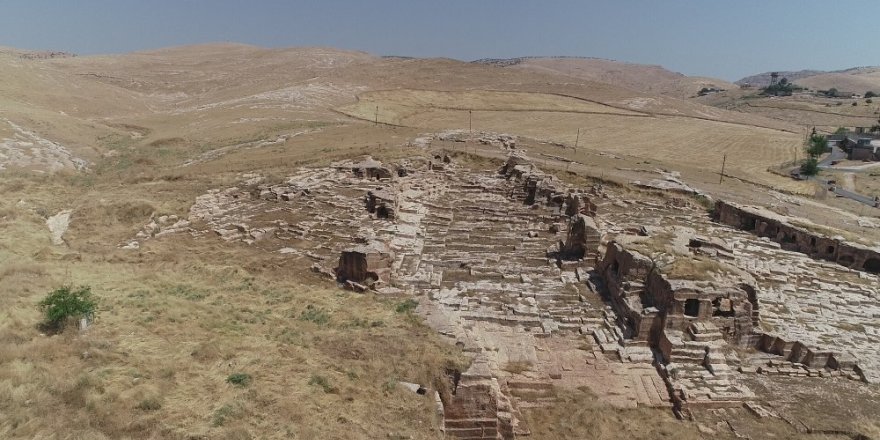 Dara Antik Kenti’nde açık galeri mezarlar görenleri büyülüyor