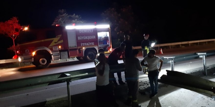 Denizli’de lastik yüklü tır devrildi