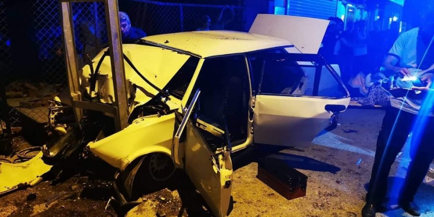 Otomobil elektrik direğine çarptı: 1 ölü, 6 yaralı