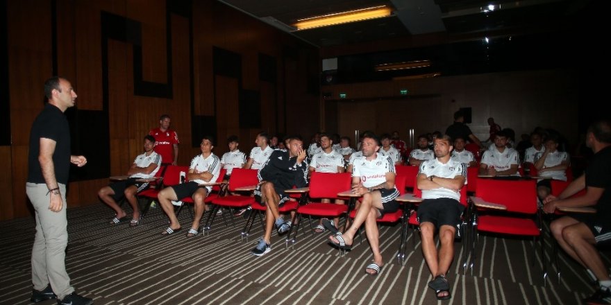 Beşiktaş Futbol Takımı’na yeni sezon kuralları hakkında bilgi verildi