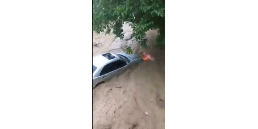 Lüks otomobilin sel sularında sürüklendiği anlar kamerada