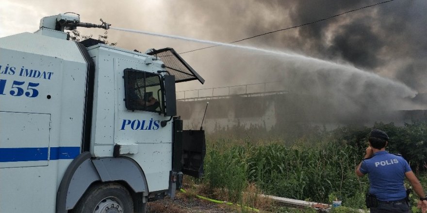 Samsun’daki mağaza yangınını söndürme çalışmasına TOMA’lar da destek verdi