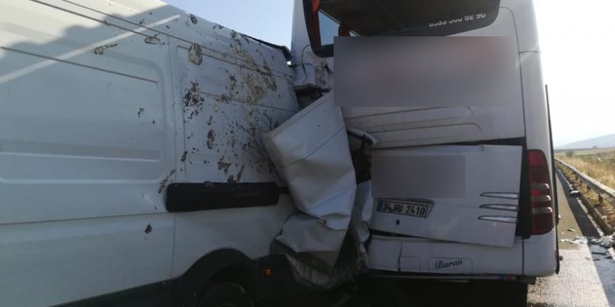 Kamyonet yolcu otobüsüne çarptı: 1 yaralı