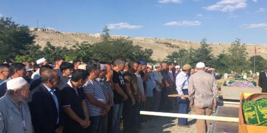 Konya'daki feci kazada ölen çift de toprağa verildi