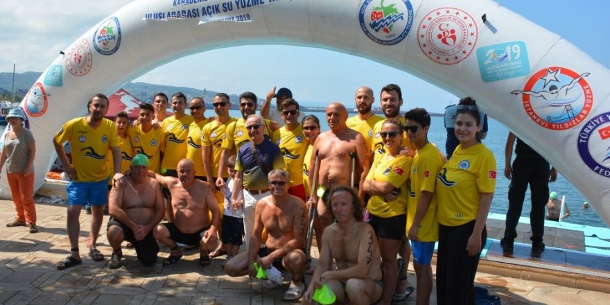 Yüzme yarışında sürpriz misafir