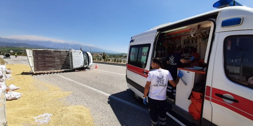 Lastiği patlayan kamyonet devrildi; 3 Yaralı