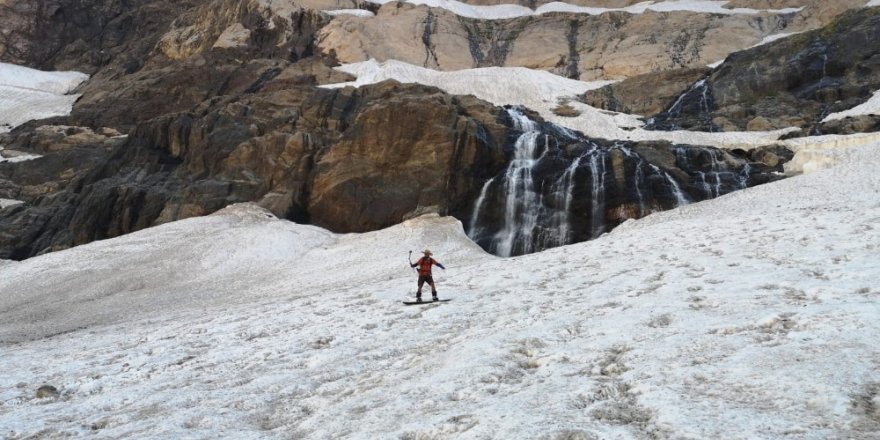 Cilo Dağı’ndaki buzullarda snowboard gösterisi