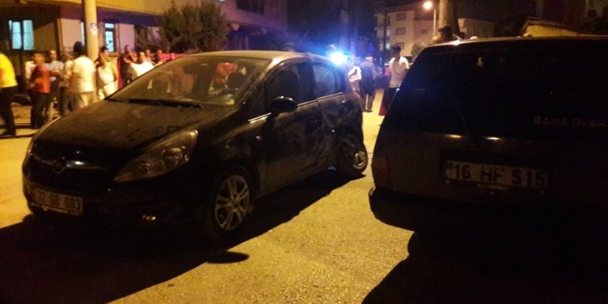 2 kişinin yaralandığı kaza mahalleliyi sokağa döktü