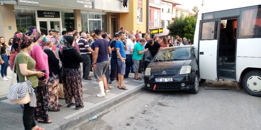 Freni boşalan minibüs park halindeki otomobile çarptı: 1 yaralı