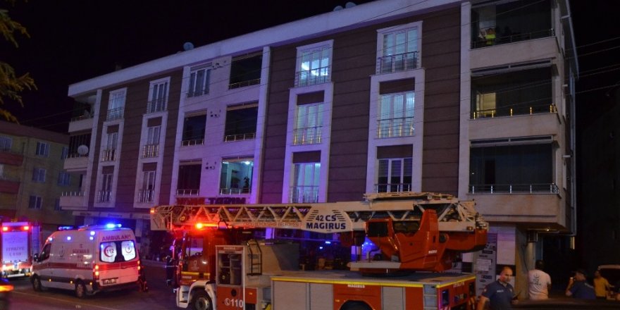 3 katlı binanın çatısına çıkan şahıs ikna edilerek aşağıya indirildi