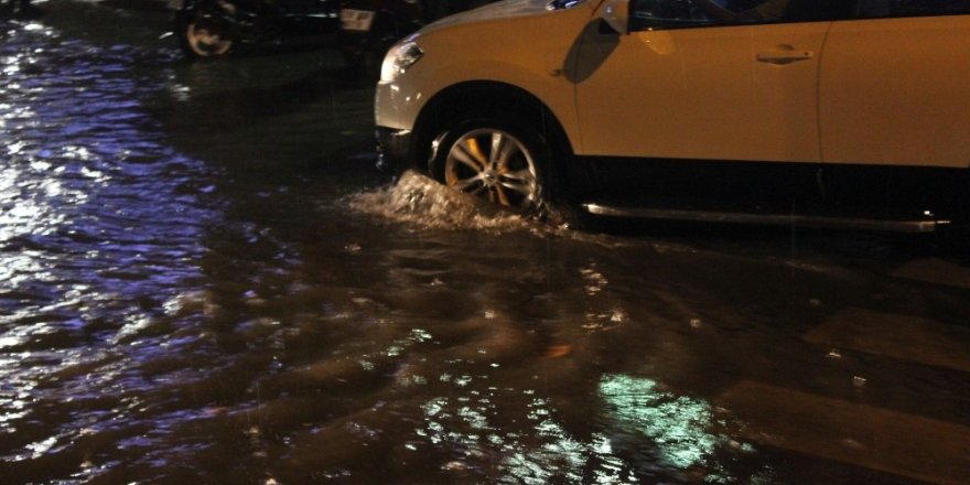 Kırklareli’de yağmur sokakları göle çevirdi