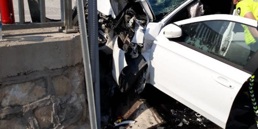 Bariyerlere çarpan otomobilin sürücüsü öldü