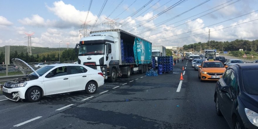 TEM otoyolu Ankara istikametinde su damacanaları taşıyan bir tırdan Kemerburgaz ayrımında damacanalar yola döküldü. Damacanaların aniden yola dökülmesiyle seyir halindeki 6 otomobil damacanalara çarparak kaza yaptı. İlk beli