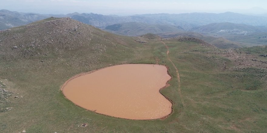 2 bin 600 rakımda kalbi andıran göl dikkat çekiyor