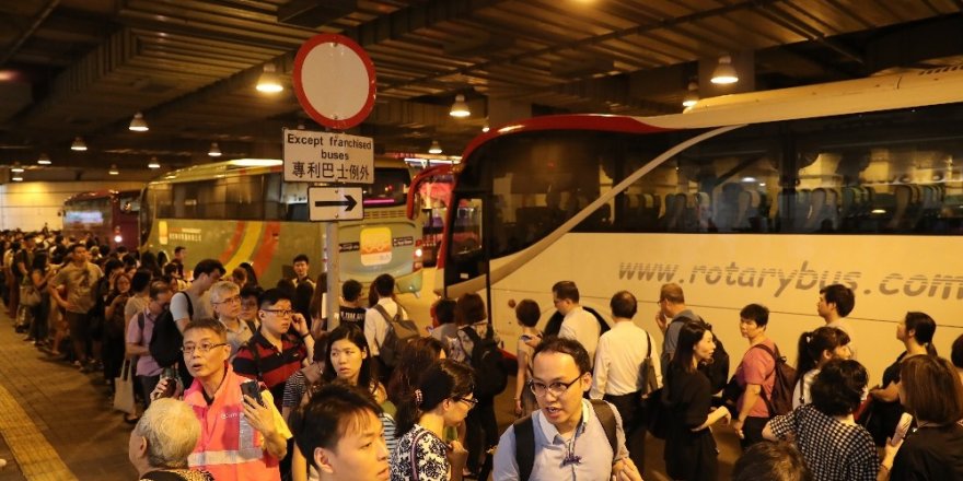 Hong Kong’da protestocular tren istasyonlarını bastı, ulaşım felç oldu