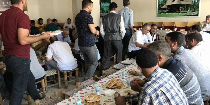 Cenaze sahiplerini mağdur eden taziye yemeği geleneği