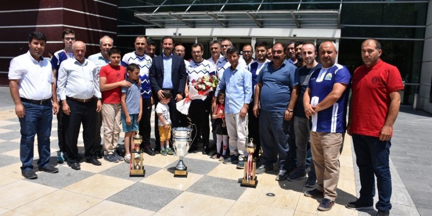 Tatvanlı sporcular çiçeklerle karşılandı