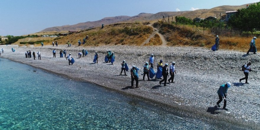 Yükümlüler Van Gölü sahilini temizledi