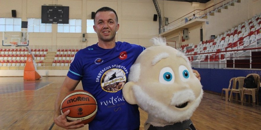 Maskot kıyafetiyle basket atıp 2 dünya rekoru kırdı