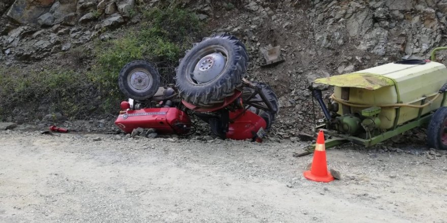 Devrilen traktörün altında kalarak öldü