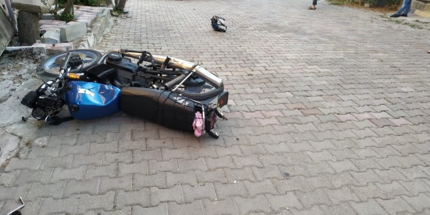 Manavgat’ta otomobil ile motosiklet çarpıştı: 1’i ağır 2 yaralı