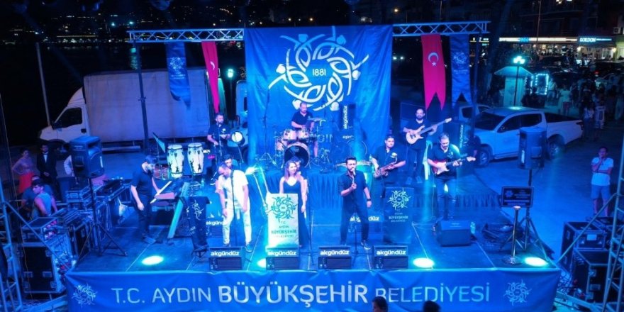 Aydın Büyükşehir Belediyesinin Kuşadası konseri beğeni topladı