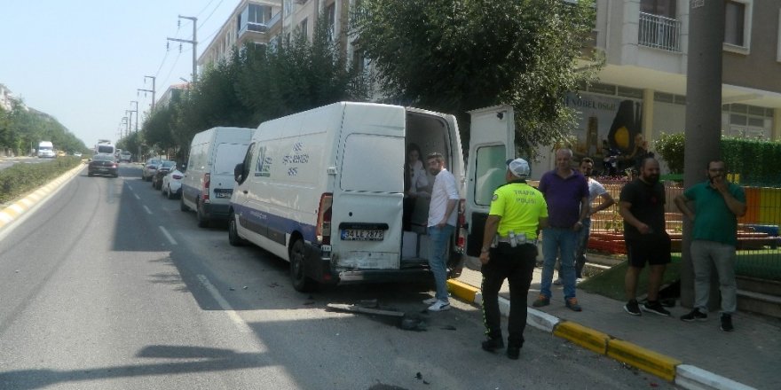 Park halindeki araca çarpan sürücü yaralandı