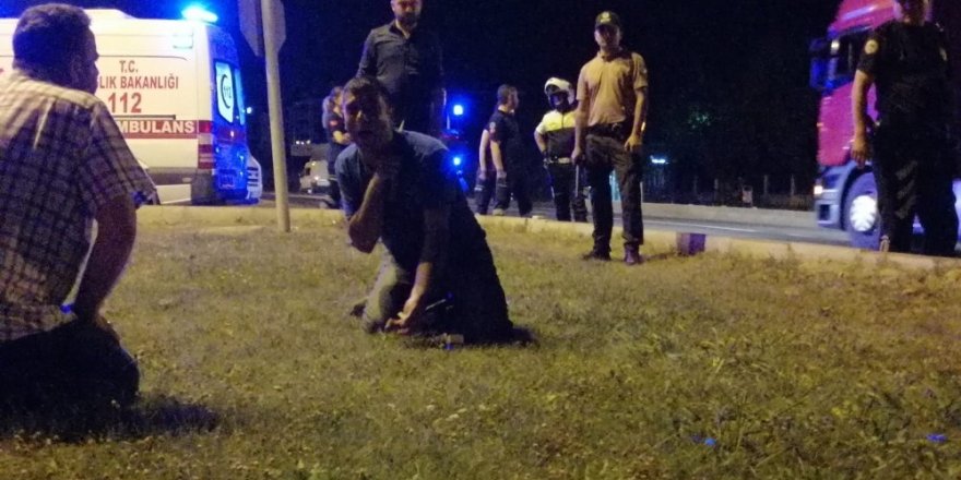 Çocuklarını göremediğini söyleyen baba boğazına bıçak dayadı