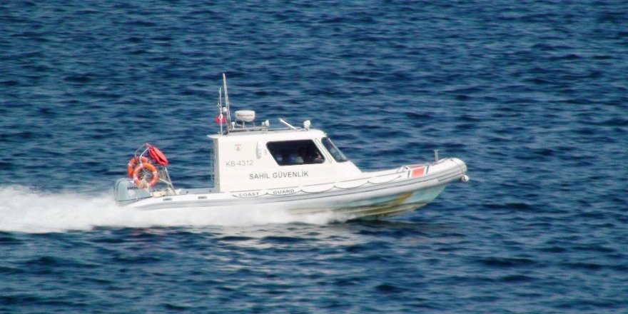 Çanakkale Sahil Güvenlik Grup Komutanlığına bağlı ekipler şüpheli her tekneyi kontrol ediyor