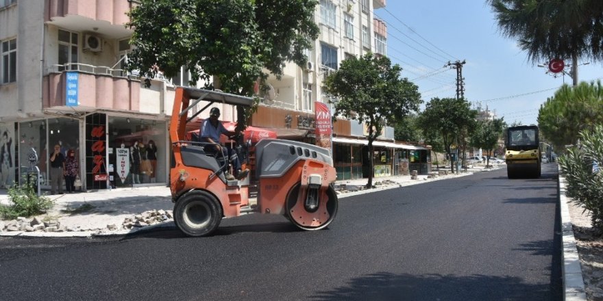 Ceyhan’ın 20 yıldır hizmet bekleyen bulvarında asfalt çalışması