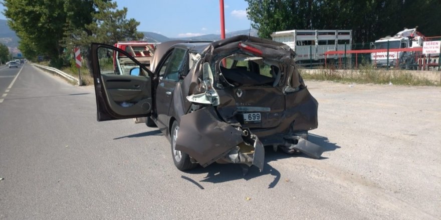 Kütahya’da kamyon otomobile çarptı: 4 yaralı