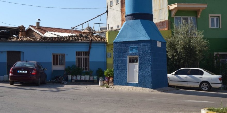 Yol ortasında kalan minare görenleri şaşkına çeviriyor