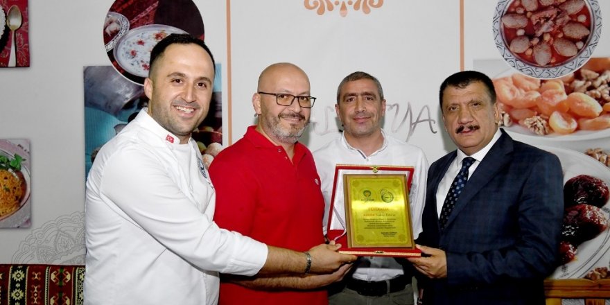 Başkan Gürkan Gürkan’dan kayısı reklamına plaket