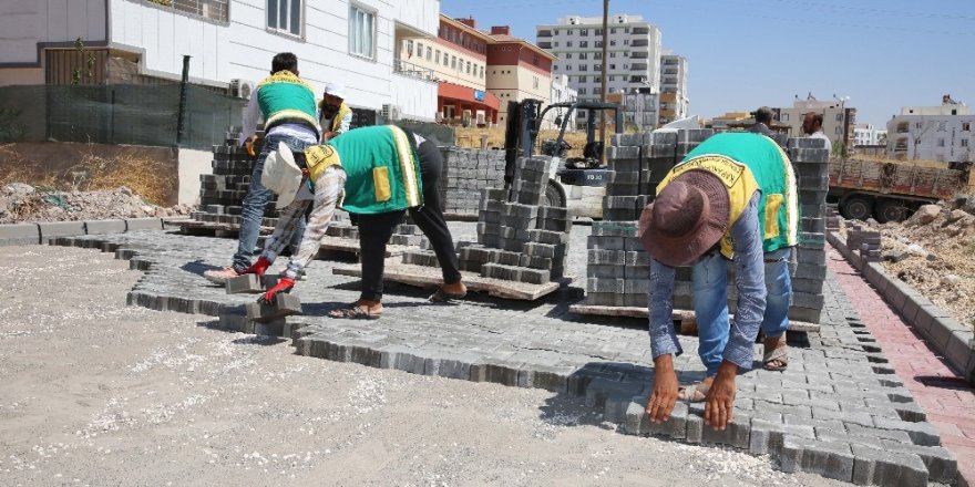 Karaköprü’de yollar kilitli parkeyle döşeniyor