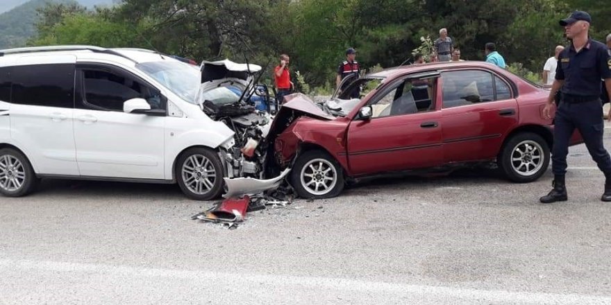 Kozan’da iki otomobil kafa kafaya çarpıştı: 3 yaralı