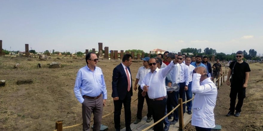 Ahlat Selçuklu Meydan Mezarlığı’ndaki restorasyonun süresi 1 yıla çıkartıldı
