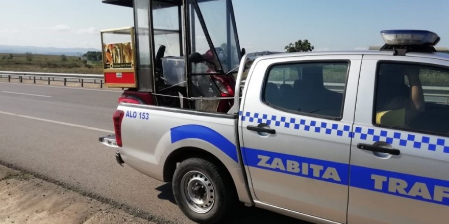 Akülü aracı arıza yapan engellinin yardımına zabıta koştu