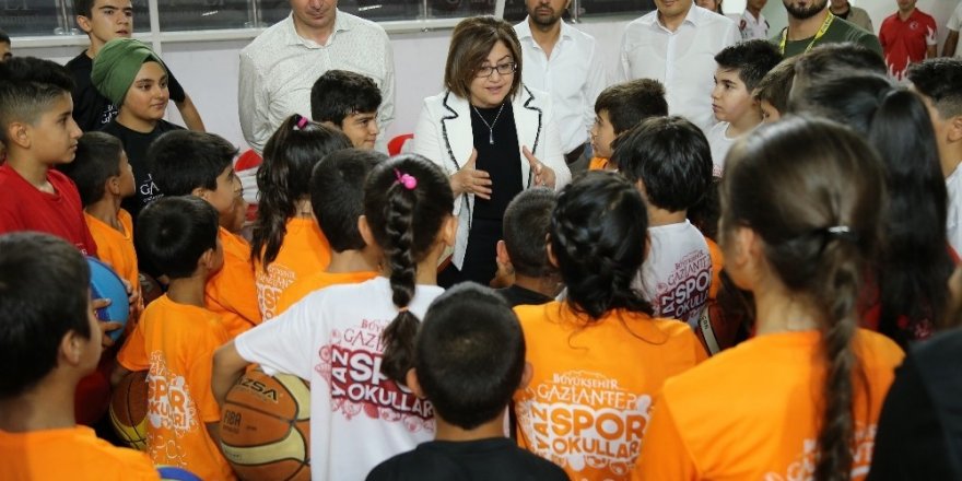 Başkan Şahin’den yaz spor okullarına ziyaret