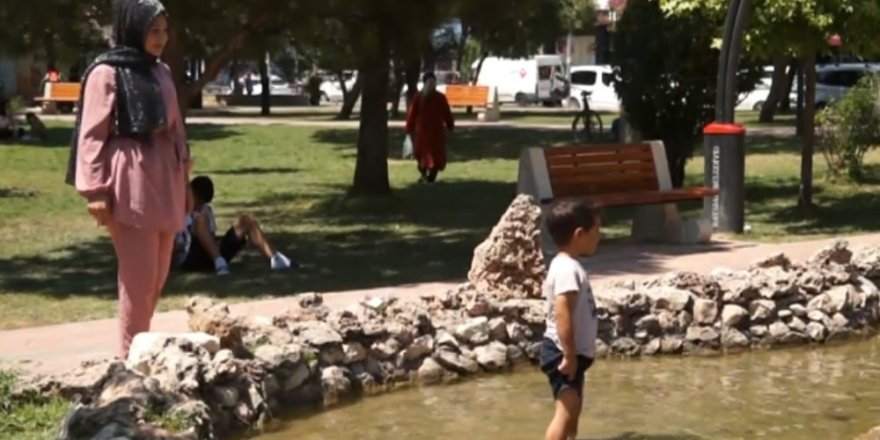 Sıcaktan bunalan çocuklar süs havuzlarına akın etti