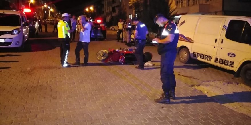 Kamyonet ile motosiklet çarpıştı: 1 yaralı