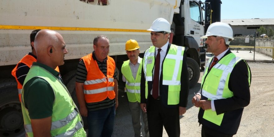 Köy yolları sıcak asfaltla buluşmaya devam ediyor