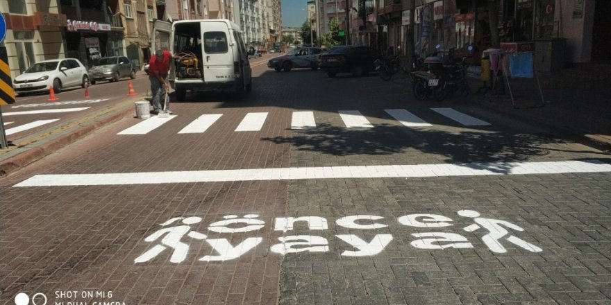 Seydişehir Belediyesinden okul ve yaya geçitlerine “Önce Yaya” işareti