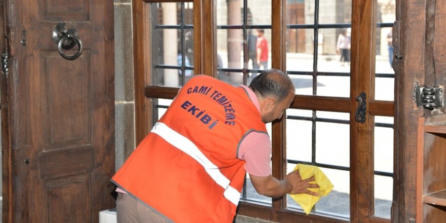 Diyarbakır’daki ibadethanelerde temizlik çalışmalarına başlandı