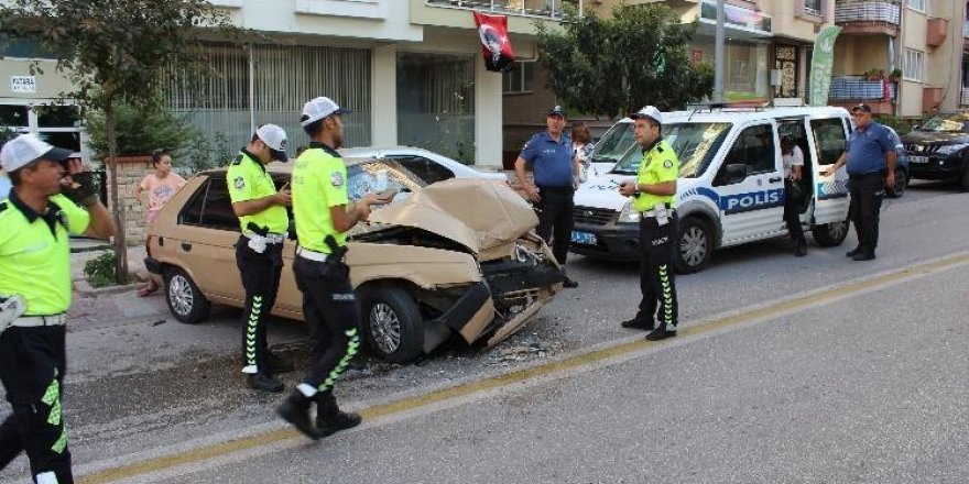 Otomobilin otobüsle çarpıştığı kaza anı kamerada
